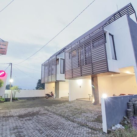 Oyo 396 Tibrae Residence Syariah Лембанг Экстерьер фото