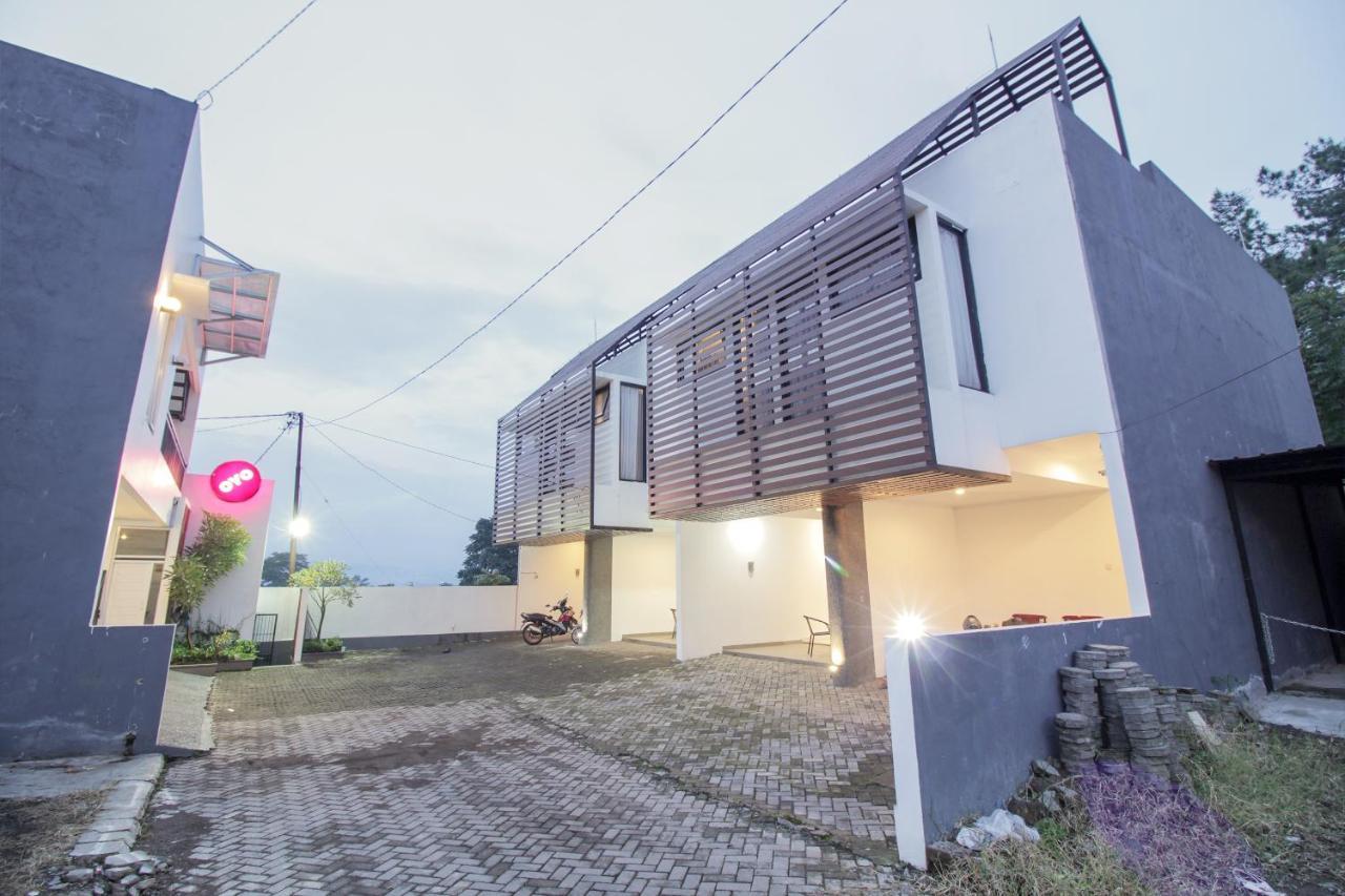 Oyo 396 Tibrae Residence Syariah Лембанг Экстерьер фото
