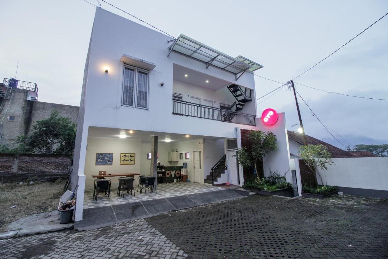 Oyo 396 Tibrae Residence Syariah Лембанг Экстерьер фото